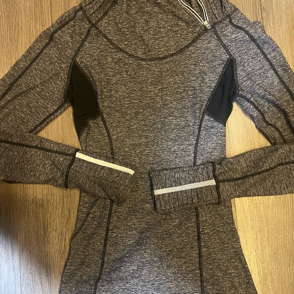 Lululemon Run Back On Track Hoodie Gray Pullover Ponytail Hood Sz 8 - Picture 2 of 5